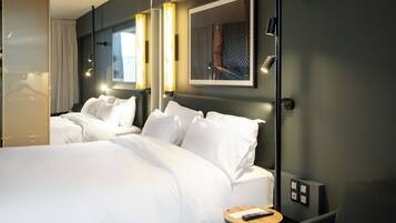 VÀrdeförvaringsskÄp pÄ rummet, skrivbord och arbetsyta för laptop