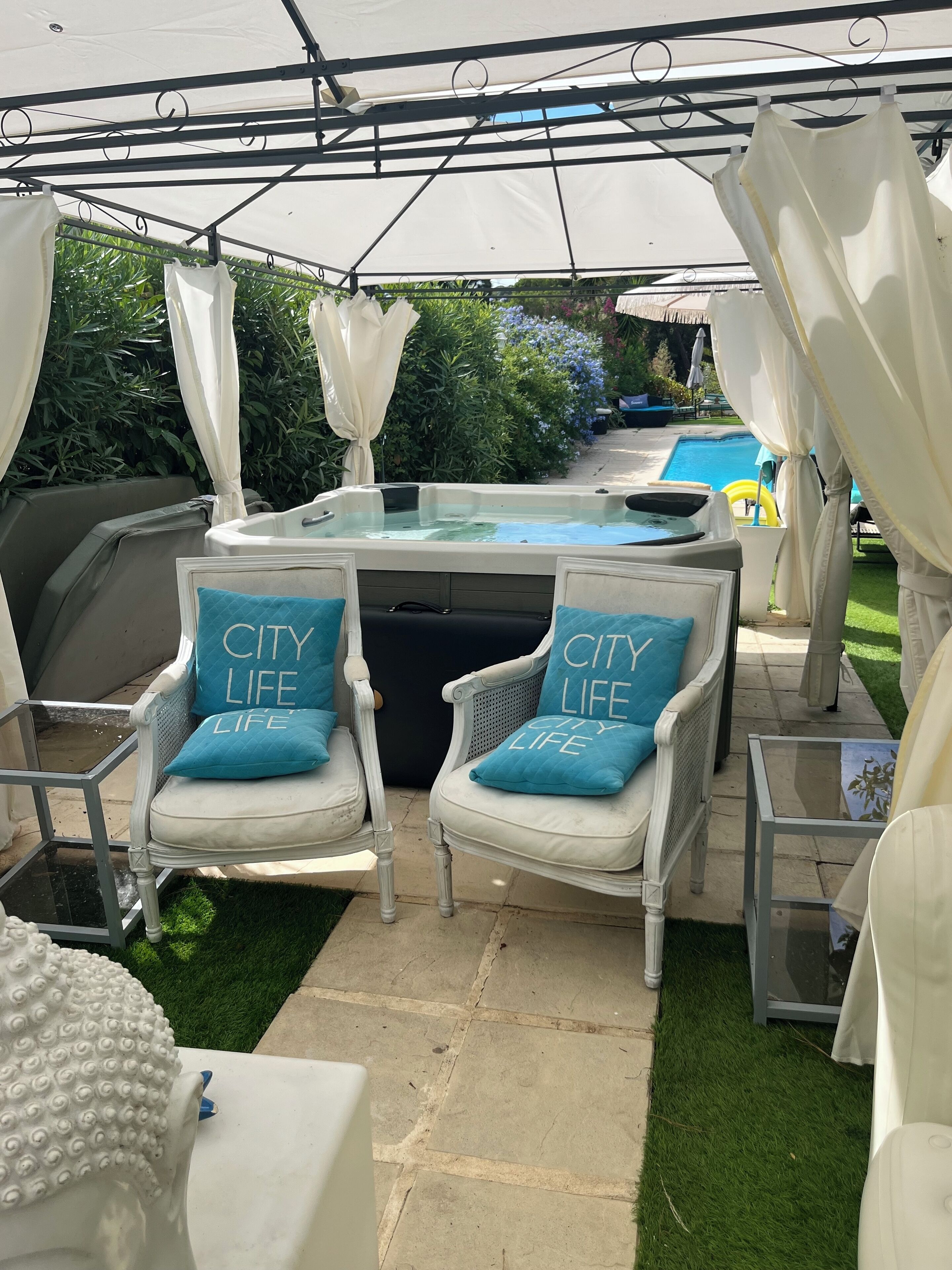 Outdoor spa tub