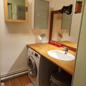 Hair dryer, soap, toilet paper - Parisian apartment (Paris)