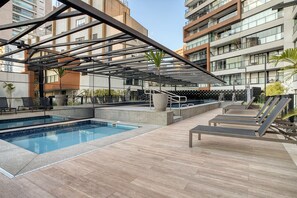 Outdoor pool - Tabas by Blueground Helbor Nun Vila Nova (São Paulo)