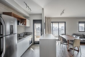 Premium Apartment | Bathroom | Hair dryer, towels, soap, shampoo - Tabas by Blueground Helbor Nun Vila Nova (São Paulo)