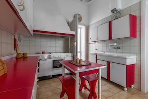 Refrigerador, parrilla de estufa y utensilios de cocina