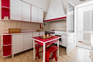 Geladeira, cooktop, talheres/pratos/utensílios de cozinha