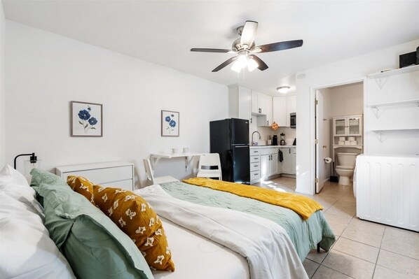 1 غرفة نوم ومكواة/لوح كي وواي فاي مجانًا وملاءات أسرّة