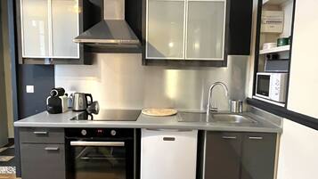 Réfrigérateur, micro-ondes, four, plaque de cuisson