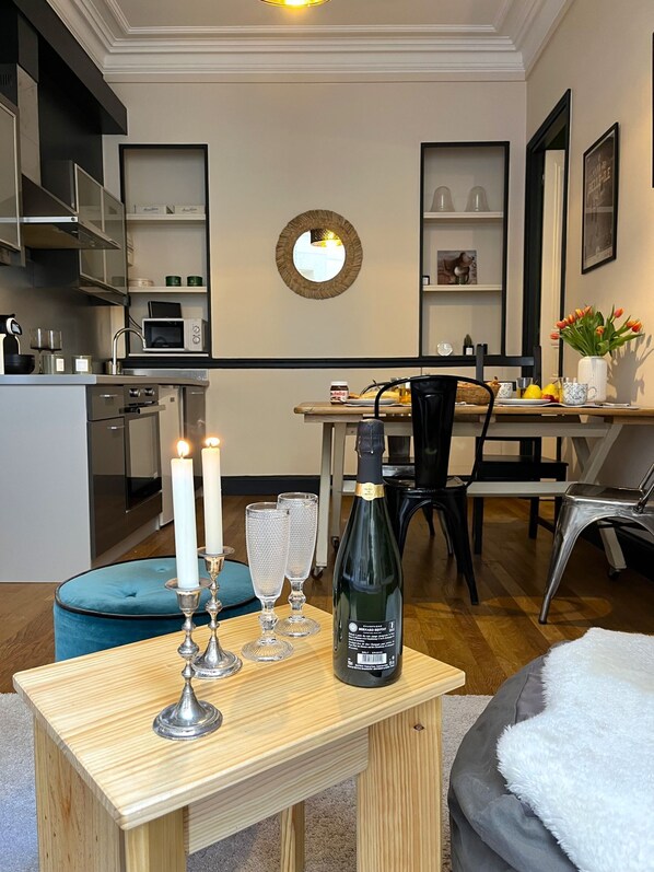 Réfrigérateur, micro-ondes, four, cafetière/bouilloire