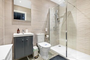 Apartment | Bathroom | Shower, free toiletries, hair dryer, slippers