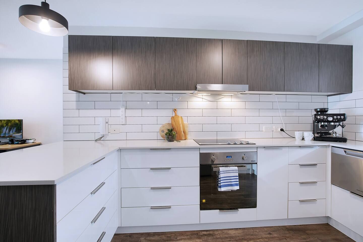 Réfrigérateur, four à micro-ondes, un four, surface de cuisson