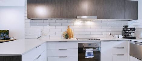 Réfrigérateur, four à micro-ondes, un four, surface de cuisson