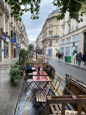 Outdoor dining - Renovated flat in picturesque Marais (Paris)
