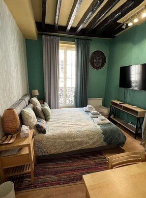 1 bedroom, desk - Renovated flat in picturesque Marais (Paris)