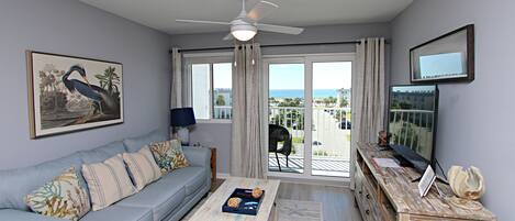 Condo, varias camas, acceso a la alberca, vista a la alberca (Gulf Shores Plantation 4412) | Área de sala de estar | Bocina smart