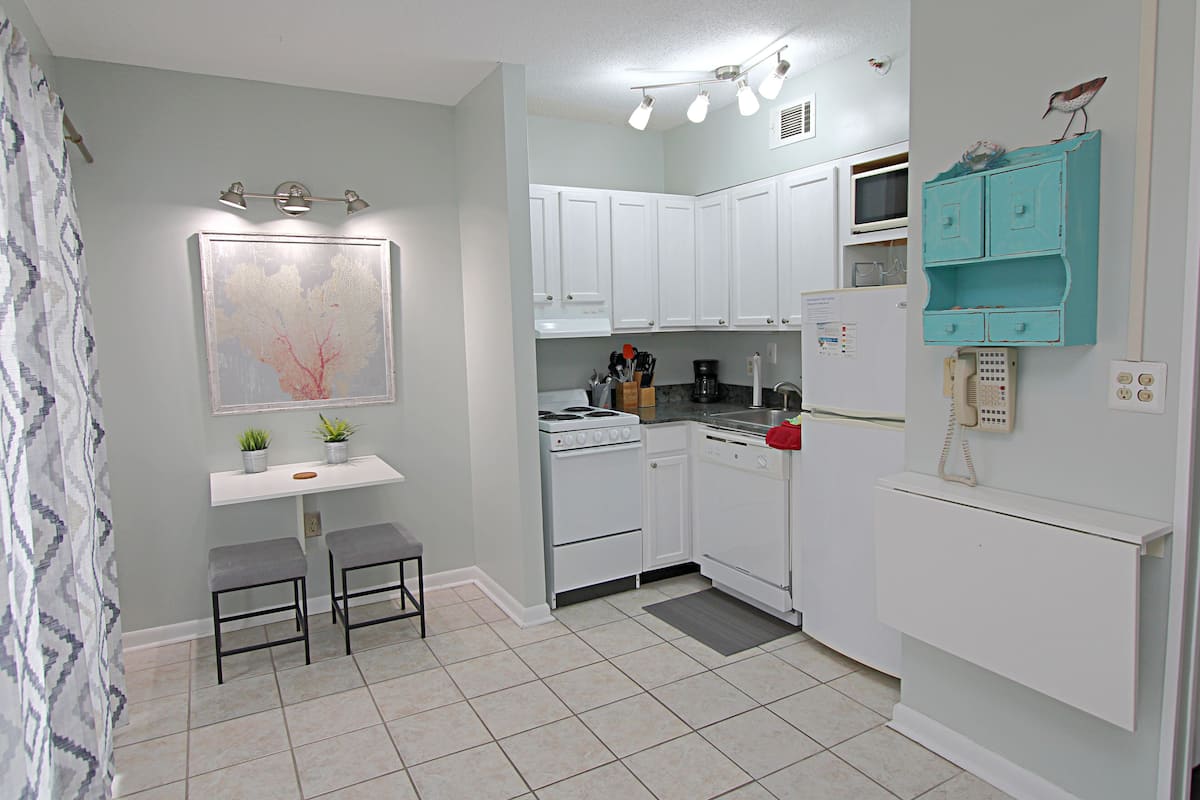 Apartment, 1 Queen-Bett, Poolzugang, Strandblick (Gulf Shores Plantation 5705) | Eigene Küche | Wasserkocher mit Kaffee-/Teezubehör