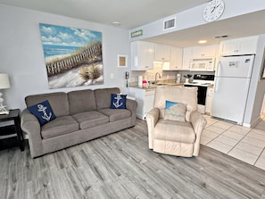 Apartment, 1 Queen-Bett und Schlafsofa, Balkon, Gartenblick (Gulf Shores Plantation 1269) | Wohnbereich | Smart Speakers