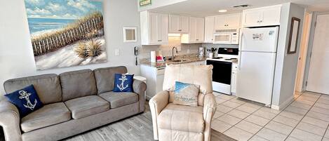 Apartment, 1 Queen-Bett und Schlafsofa, Balkon, Gartenblick (Gulf Shores Plantation 1269) | Wohnbereich | Smart Speakers