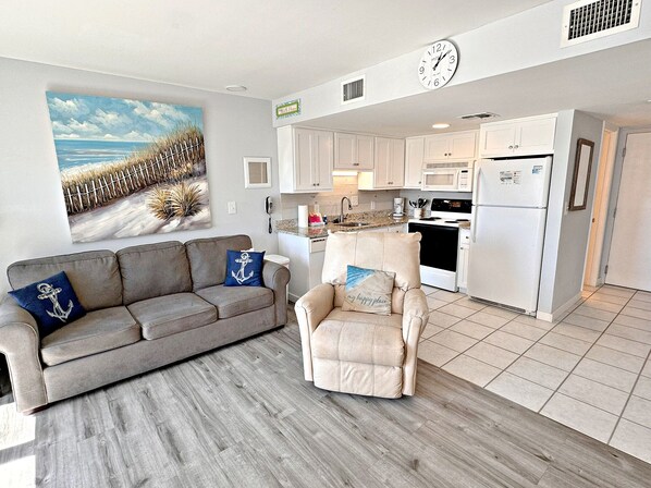 Appartement, 1 queensize bed met slaapbank, balkon, uitzicht op tuin (Gulf Shores Plantation 1269) | Woonruimte | Slimme speakers