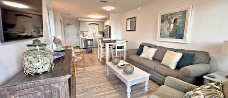 Condo, Plusieurs lits, accÚs à la piscine, vue sur le jardin (Gulf Shores Plantation 4312) | Aire de séjour | Haut-parleurs intelligents