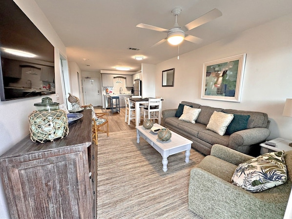 Huoneisto, useita sänkyjä, pääsy uima-altaalle, näköala puutarhaan (Gulf Shores Plantation 4312) | Oleskelualue | Älykaiuttimet