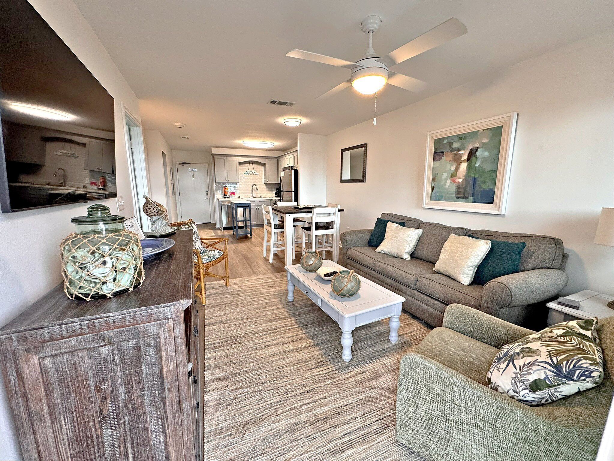 Condo, nhiều giường, có thể sử dụng hồ bơi, quang cảnh vườn (Gulf Shores Plantation 4312) | Khu phòng khách | Loa thông minh 