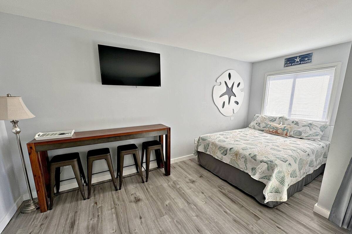 1 bedroom, individually decorated, individually furnished, bed sheets