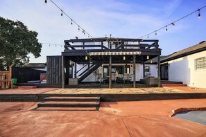 Outdoor dining - Ranch home (Aubrey)