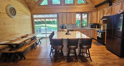 Cozy 4-bedroom cabin in beautiful Gobles with AC and charm