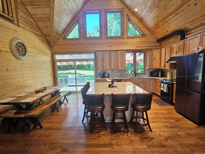 Cozy 4-bedroom cabin in beautiful Gobles with AC and charm