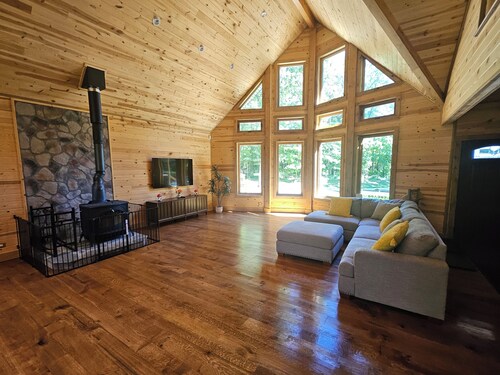 Cozy 4-bedroom cabin in beautiful Gobles with AC and charm