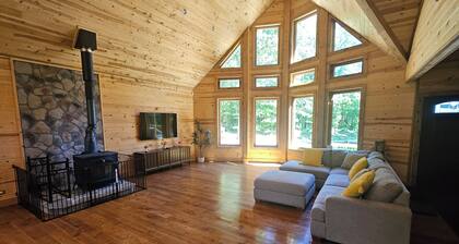 Cozy 4-bedroom cabin in beautiful Gobles with AC and charm