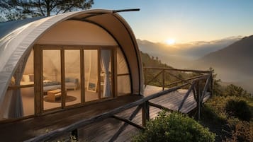 Vista frontal de la propiedad