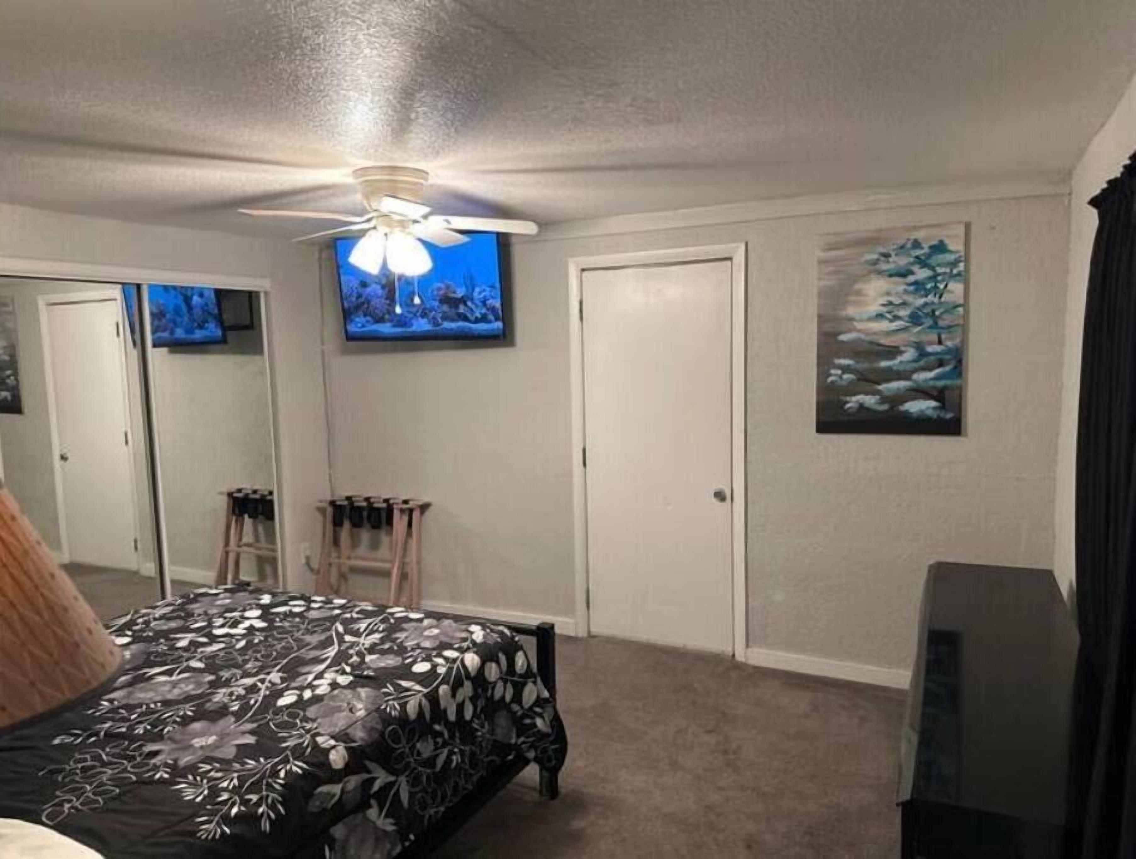 1 bedroom, desk, WiFi