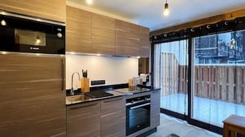 Een koelkast, een oven, een koffiezetapparaat/waterkoker