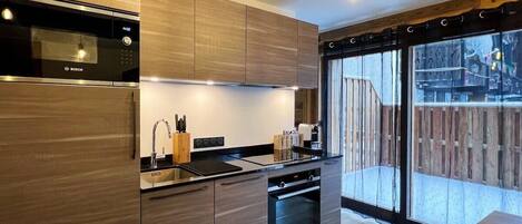 ثلاجة، فرن، ماكينة لصنع القهوة/الشاي