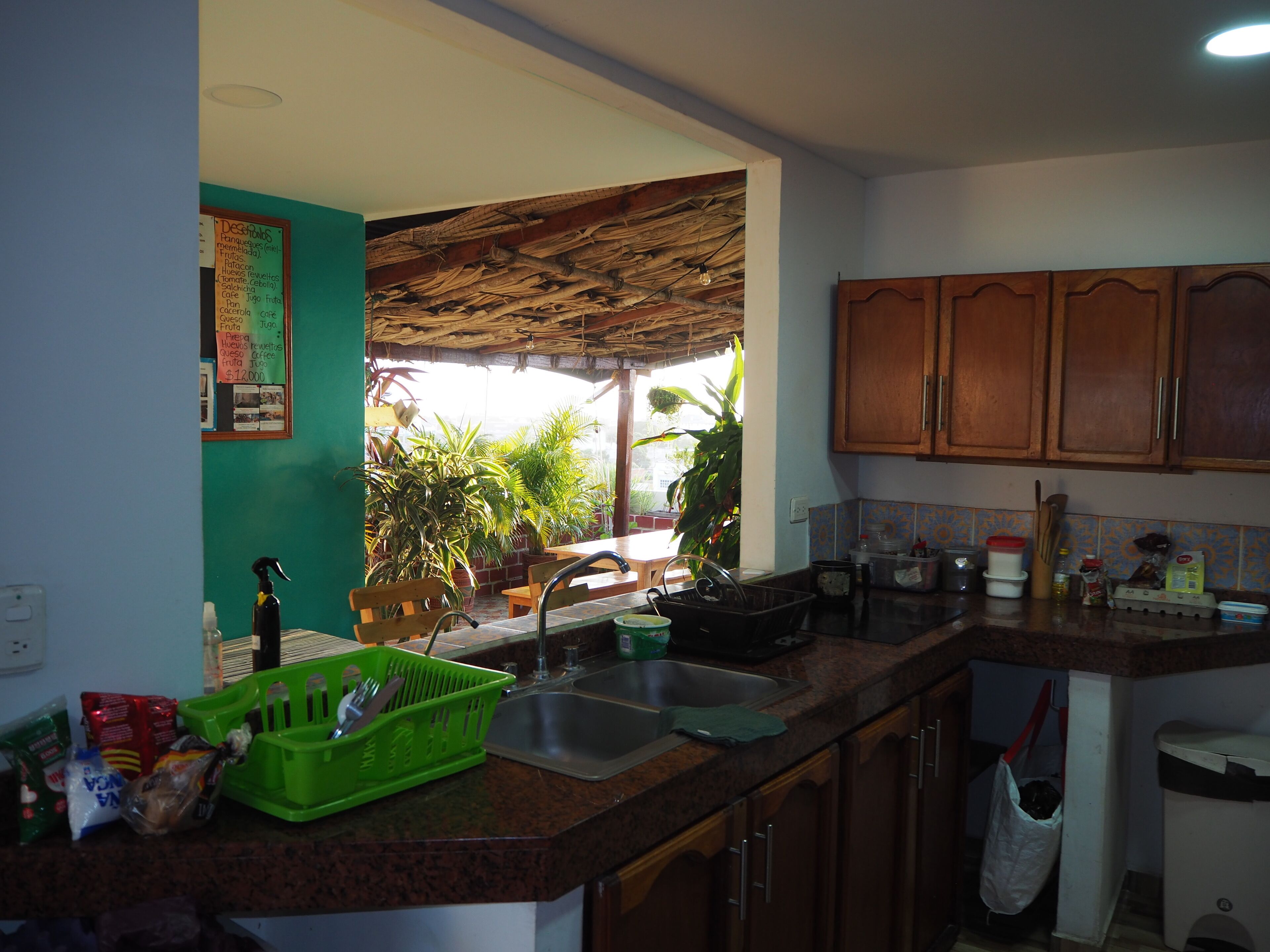 Fridge, oven, stovetop, coffee/tea maker