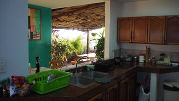 Fridge, oven, stovetop, coffee/tea maker