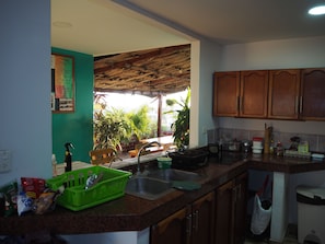 Kylskåp, ugn, spishäll och kaffe- och tebryggare