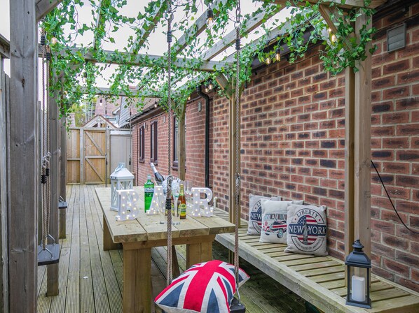 Outdoor dining - Experience sociable luxury with all ground floor amenities. (Gloucester)