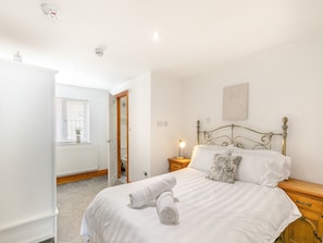 8 bedrooms, free WiFi, bed sheets