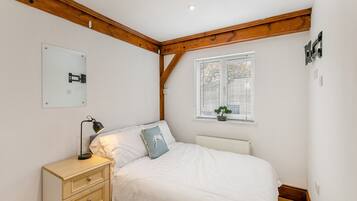 8 bedrooms, free WiFi, bed sheets