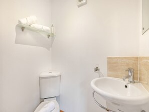Towels - Experience sociable luxury with all ground floor amenities. (Gloucester)