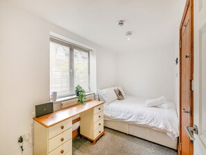 8 bedrooms, free WiFi, bed sheets