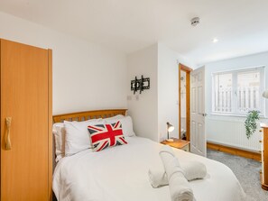 8 bedrooms, free WiFi, bed sheets - Experience sociable luxury with all ground floor amenities. (Gloucester)