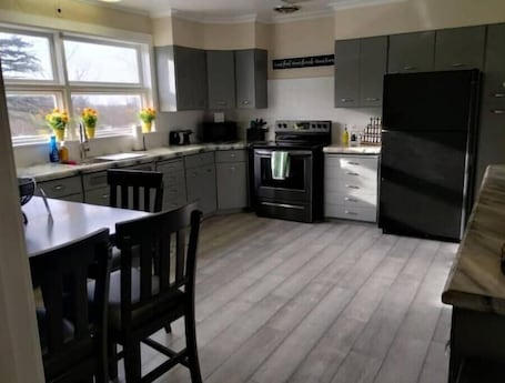 Fridge, microwave, oven, stovetop. 21min from Buffalo Bills Stadium! Family-sized home with game room & firepit.