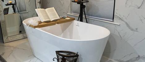 Een haardroger, handdoeken, zeep, shampoo