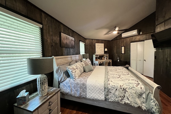 3 bedrooms, desk, iron/ironing board, travel cot