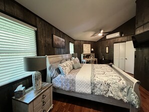 3 habitaciones, escritorio y tabla de planchar con plancha