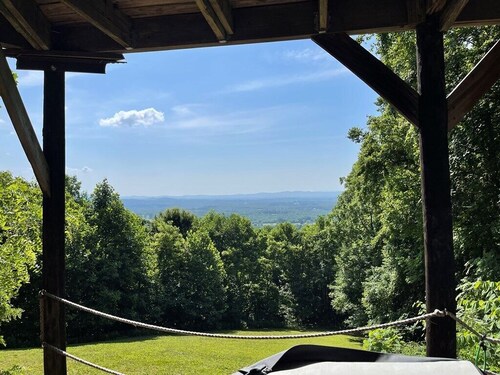 Mountain house in Fancy Gap with great room with a bar & games w/beautiful view