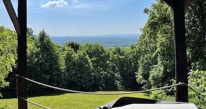 Mountain house in Fancy Gap with great room with a bar & games w/beautiful view