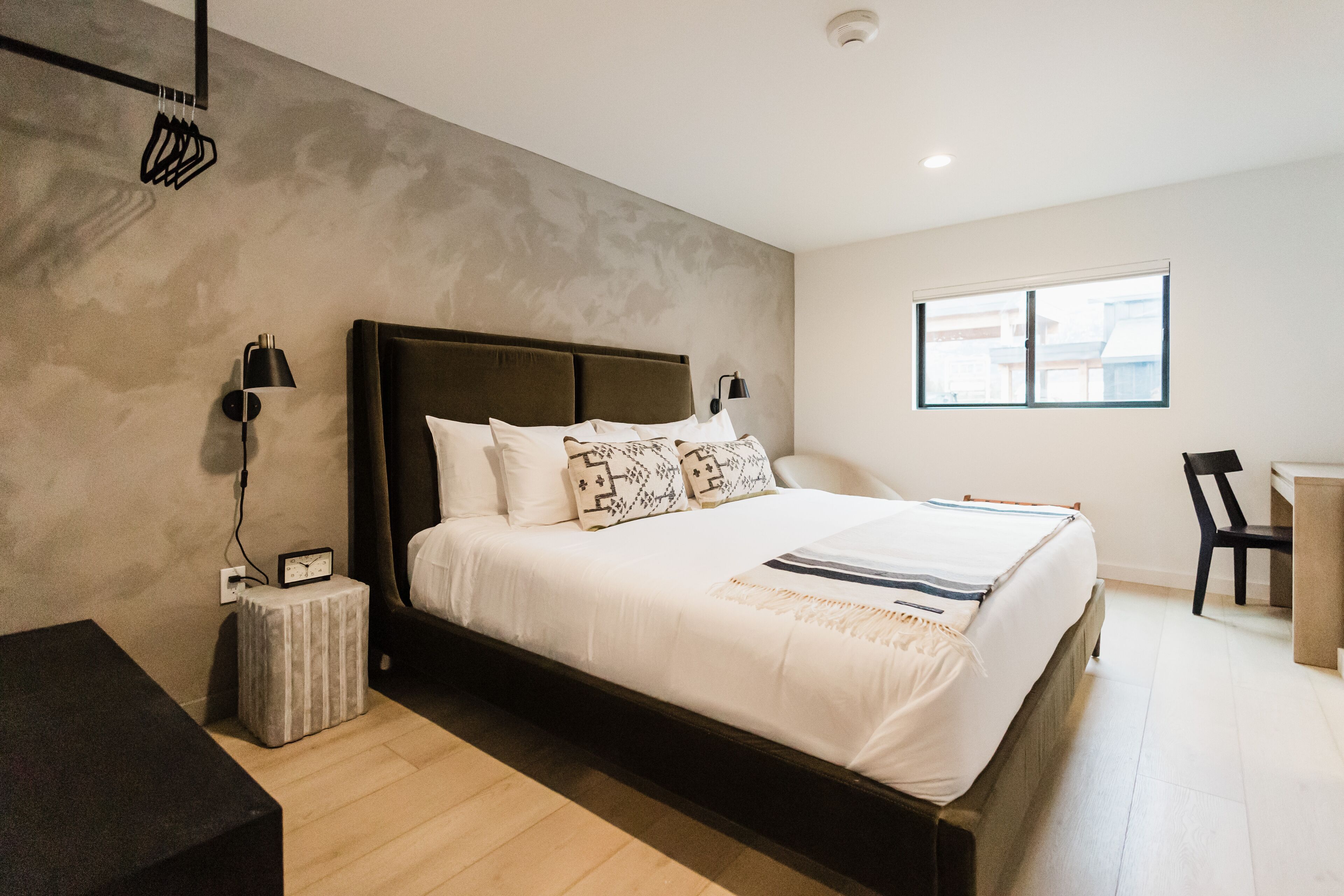 Escritorio, wifi gratis y ropa de cama 