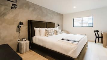 Escritorio, wifi gratis y ropa de cama